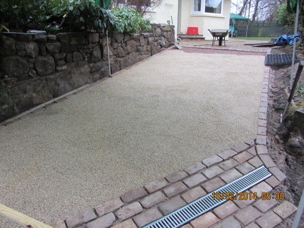Resin bound stone surface of the sloped driveway