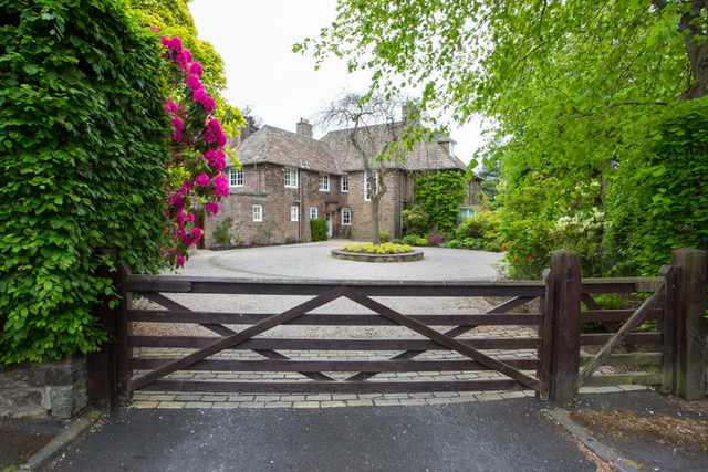 An Arts and Craft drive and front garden