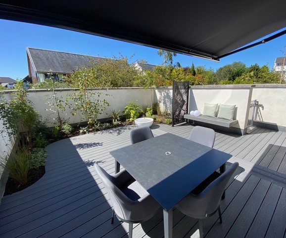 Garden Design - A front garden and drive with contemporary planting